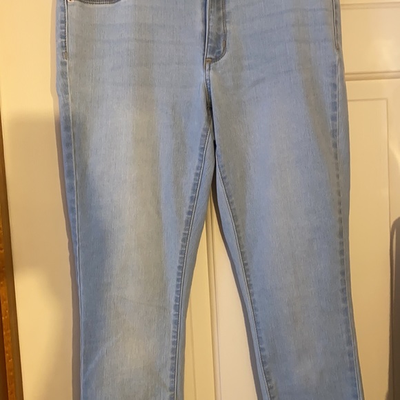 NWOT Light Wash Jeans - Picture 2 of 6